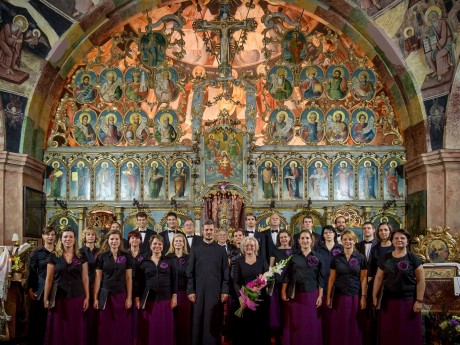 Aranyban úszó meleg gyertyafény - a Vox Mirabilis koncertje a Rác utcai templomban